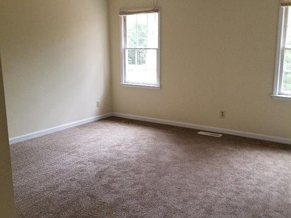 5th image of 614 Sherry Ln