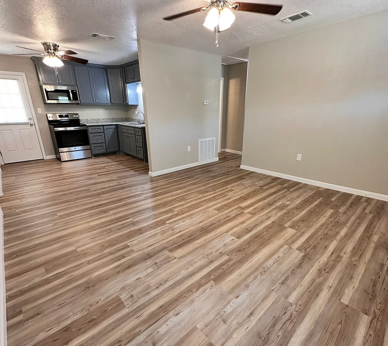 3 bed, 1100 sqft, $1,450 — Photo 2