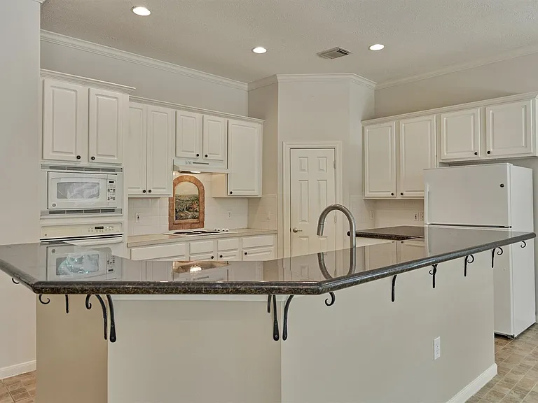 118 Robindale Cir — Photo 31