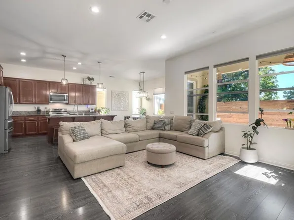 628 Topaz Ct, Vista, CA 92083