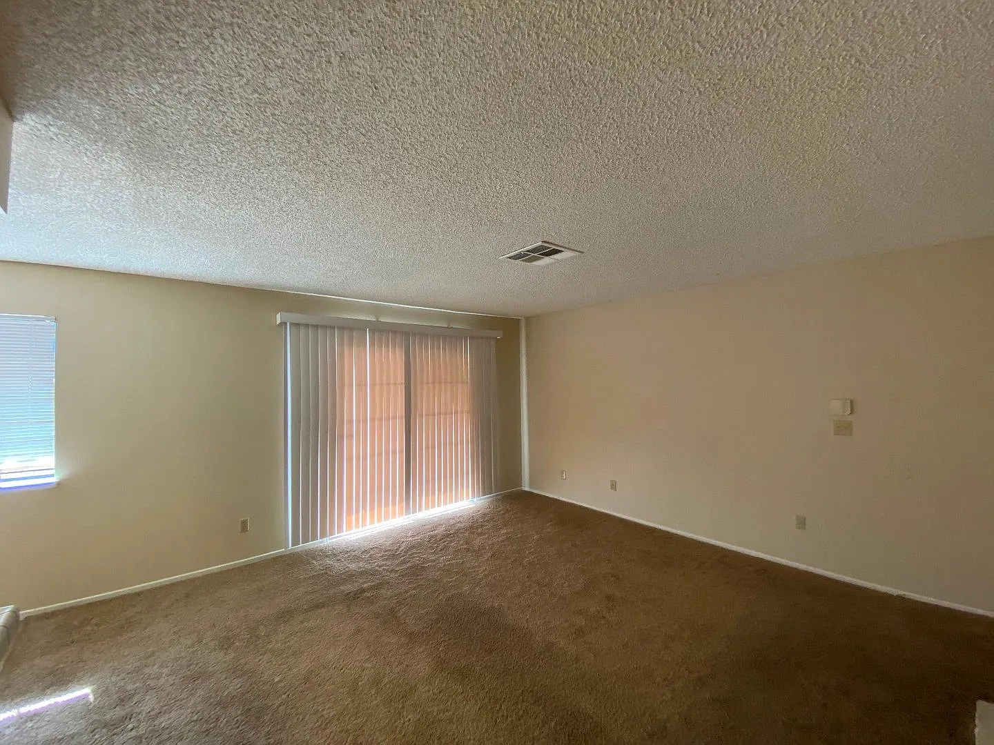 Beautiful Single Bedroom Upstairs Unit — Photo 4