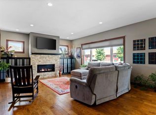 805 Mourning Dove Dr, Cottage Grove, WI 53527