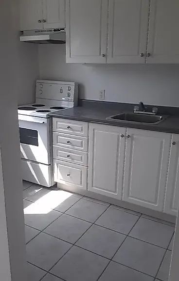 38 Lambton Ave — Photo 11