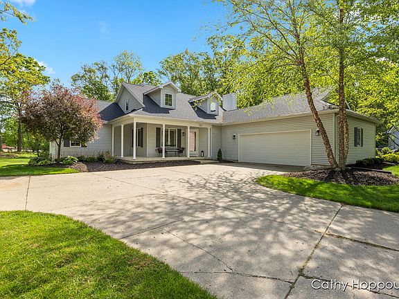 5th image of 260 Oakwood Ct