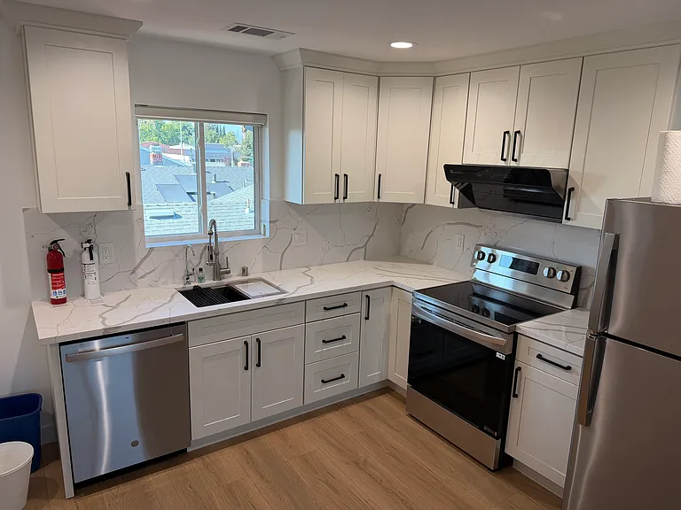 337 Irving Ave #B — Photo 1