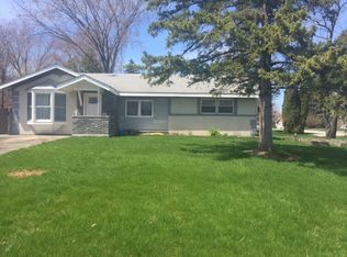 110 White Oak Dr, Lindenhurst, IL