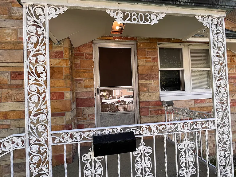 2803 Queen St — Photo 3