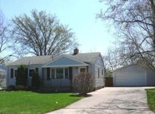 209 Chandler Dr, Mundelein, IL 60060