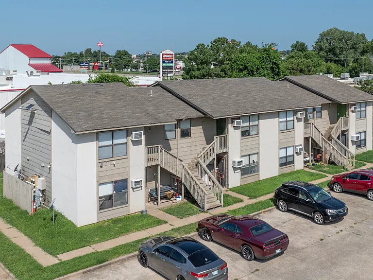 811 E Pecan St S — Photo 6