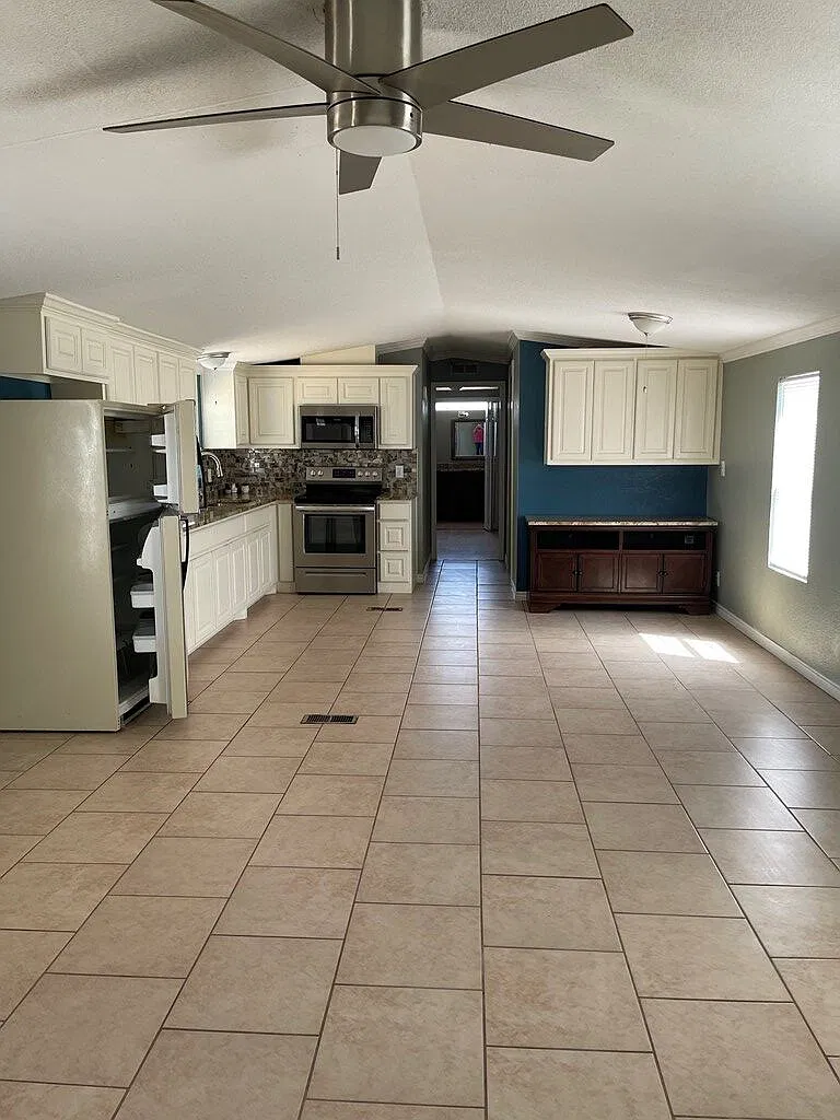 3 bed, 2.0 bath, 1216 sqft, $1,800 — Photo 2
