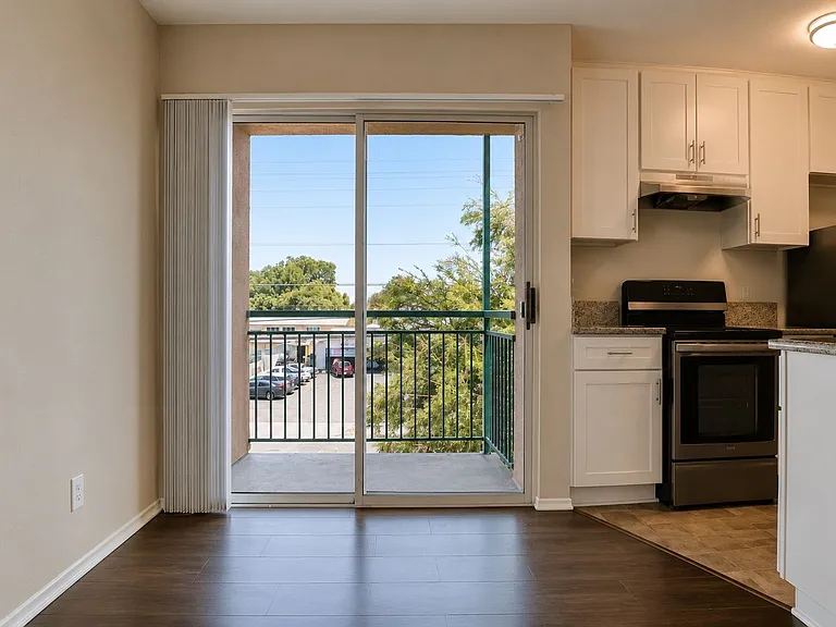 Reseda Gardens Apartments — Photo 10