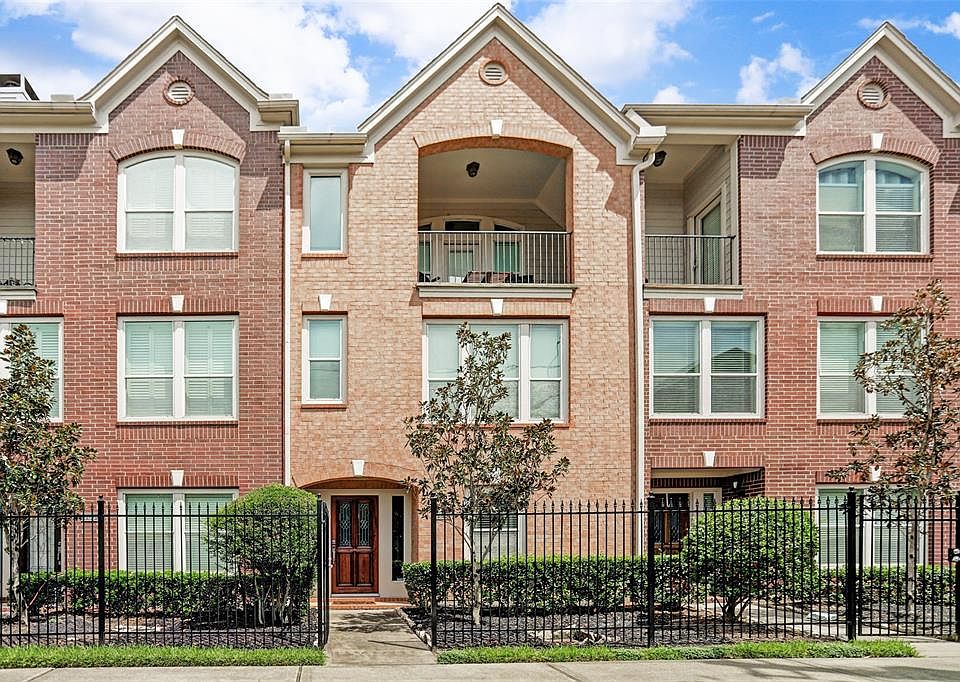 This two bedroom, 2.5 bath brick Perry home in a gated community has its own private entrance on a quiet Washington Corridor Street.