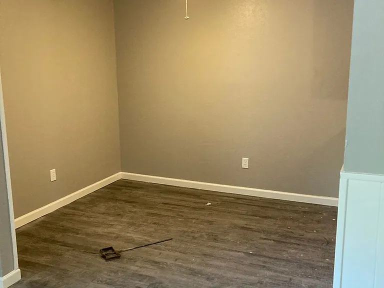 906 Harris St — Photo 3