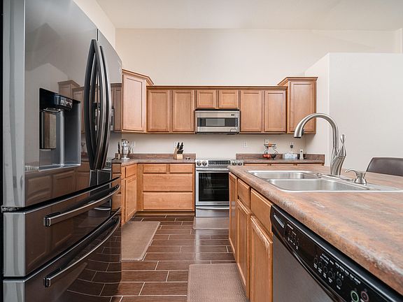 5th image of 823 E Heather Dr