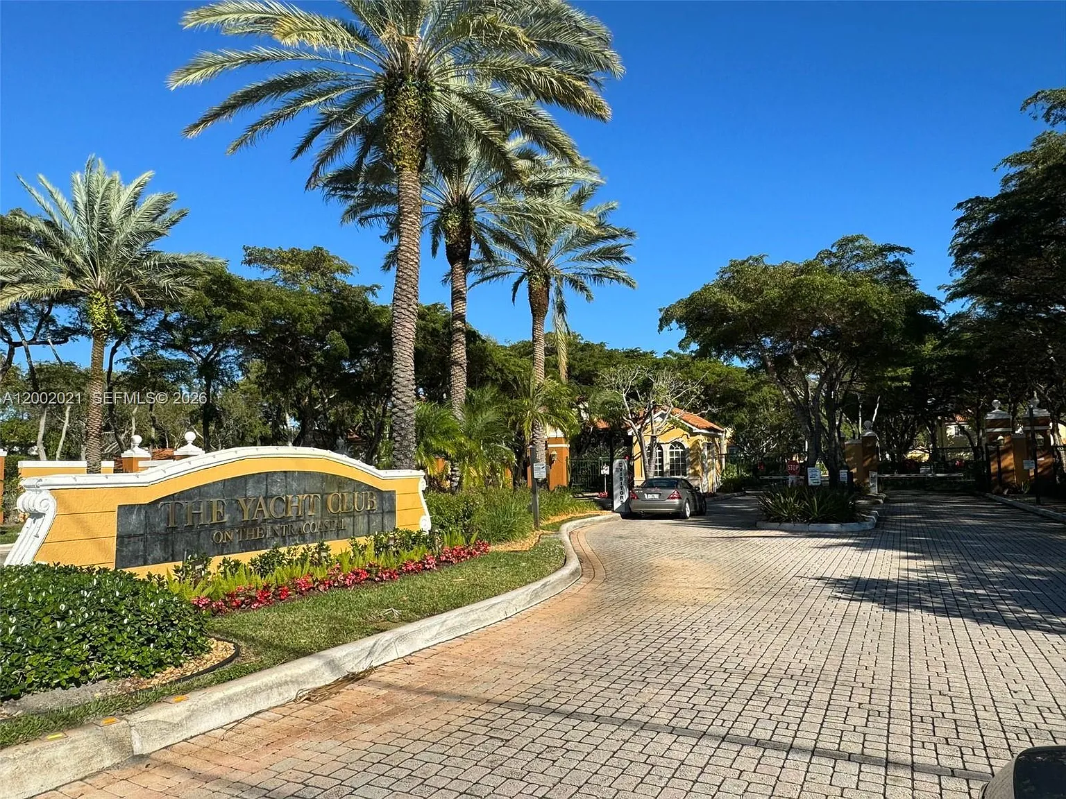 Yacht Club On The Intraco — Photo 4
