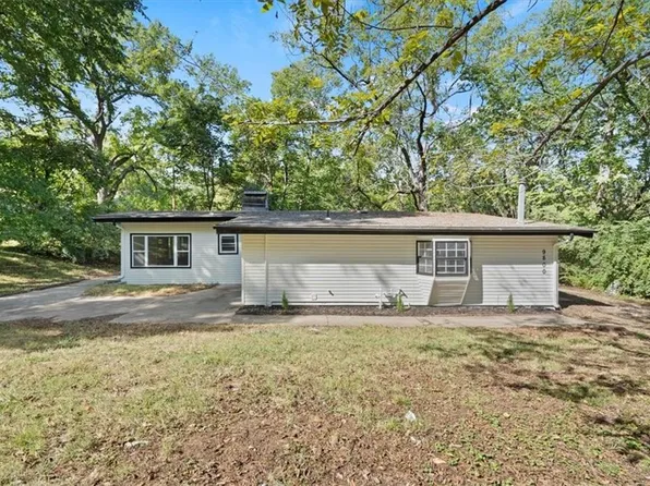 9800 Parkwood Ave, Kansas City, MO 64137