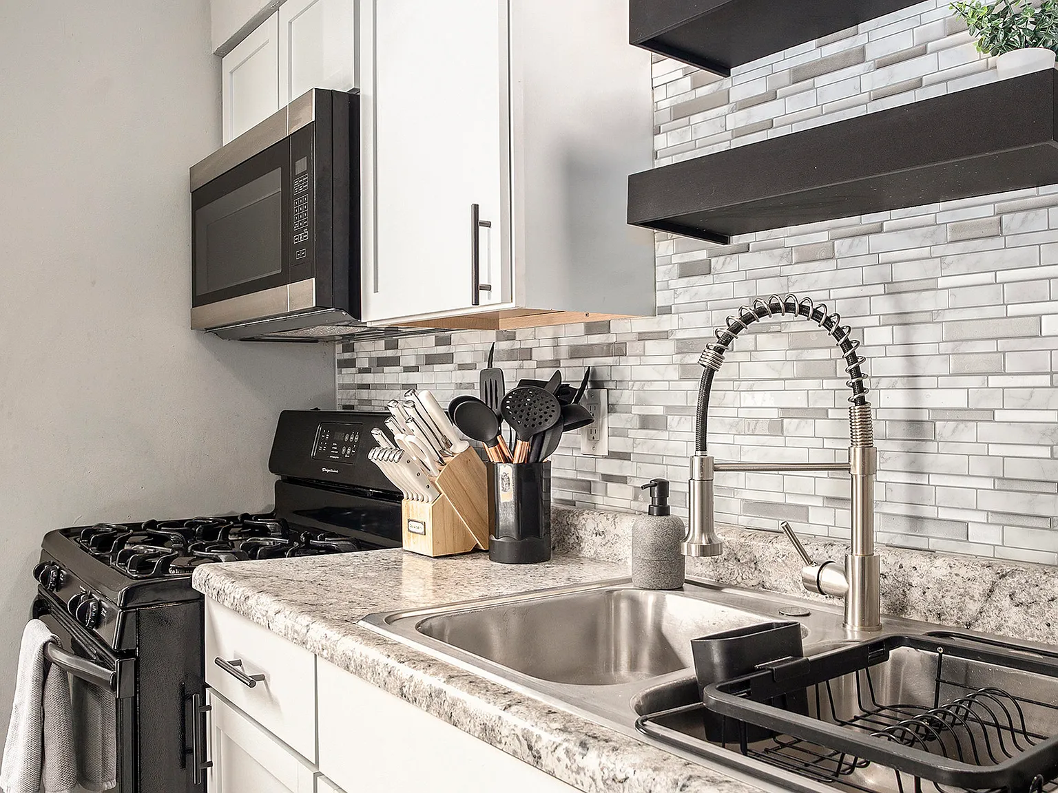 1 bed, 440 sqft, $2,497 — Photo 2