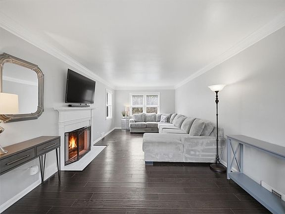 4th image of 2004 Spring St