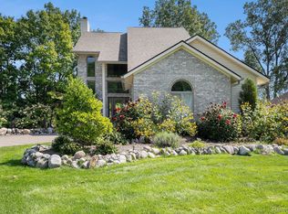 1220 Lake Lane Dr, White Lake, MI 48386