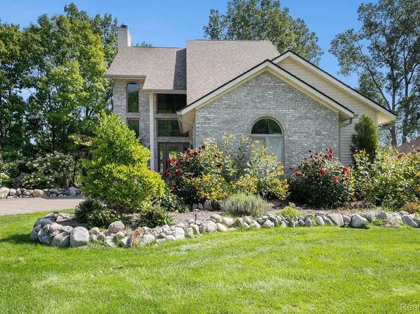 1220 Lake Lane Dr, White Lake, MI 48386