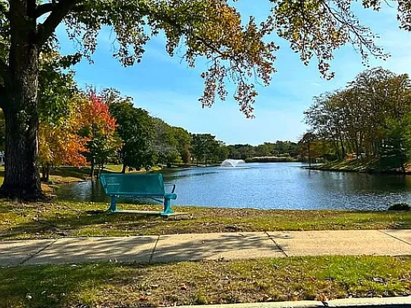 811B Dumbarton Dr, Lakewood, NJ 08701