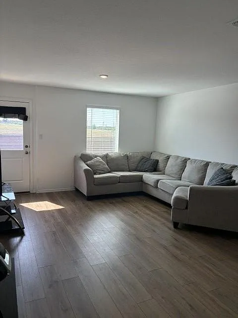 4 bed, 2.5 bath, 1530 sqft, $1,600 — Photo 3