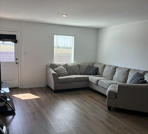 3rd image of 632 Commander Abbott Dr