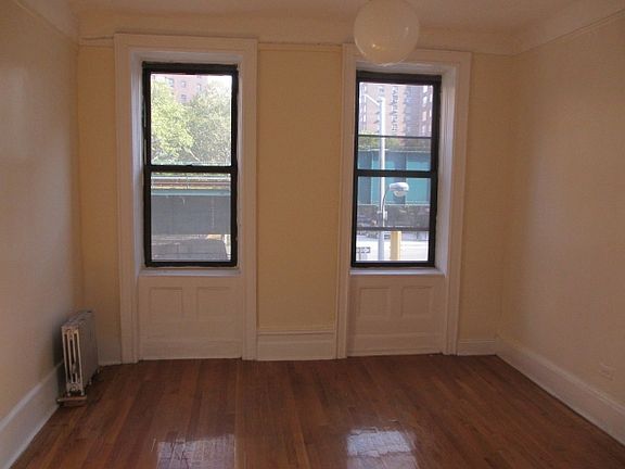 4th image of 121 La Salle St APT 4