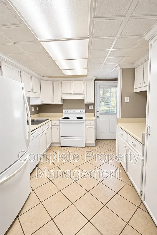 3 bed, 1.0 bath, 1012 sqft, $1,400 — Photo 3