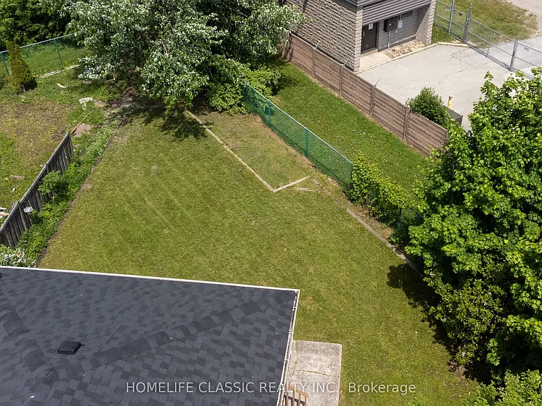 32 Rosenfeld Dr — Photo 43