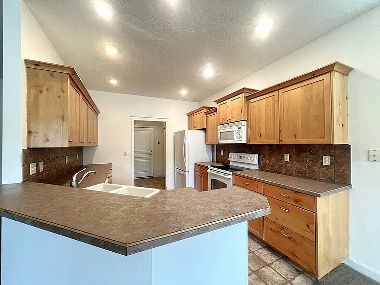 717 W Claire St — Photo 20