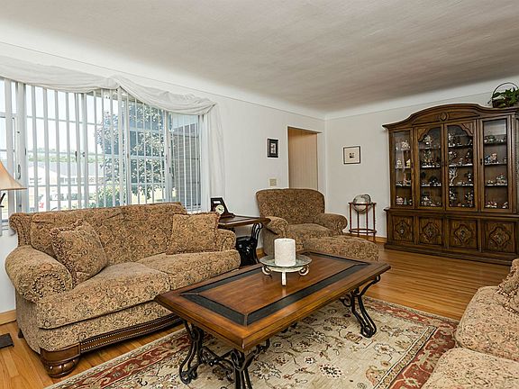 Living Room (C)