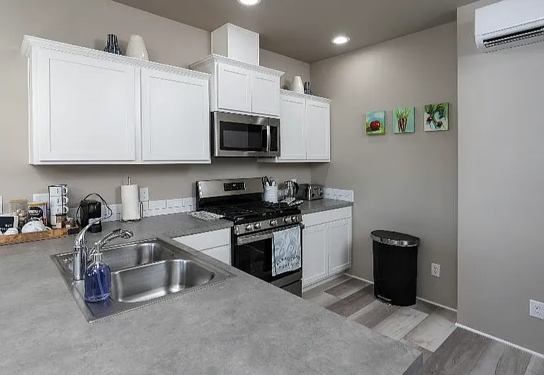1015 SE 5th St — Photo 2