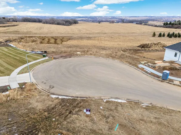 1004 N Foxtail Cir, Sioux Falls, SD 57110