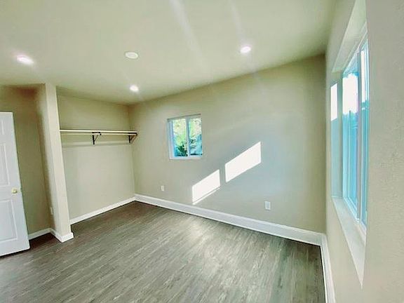 3rd image of 569 W Texas St