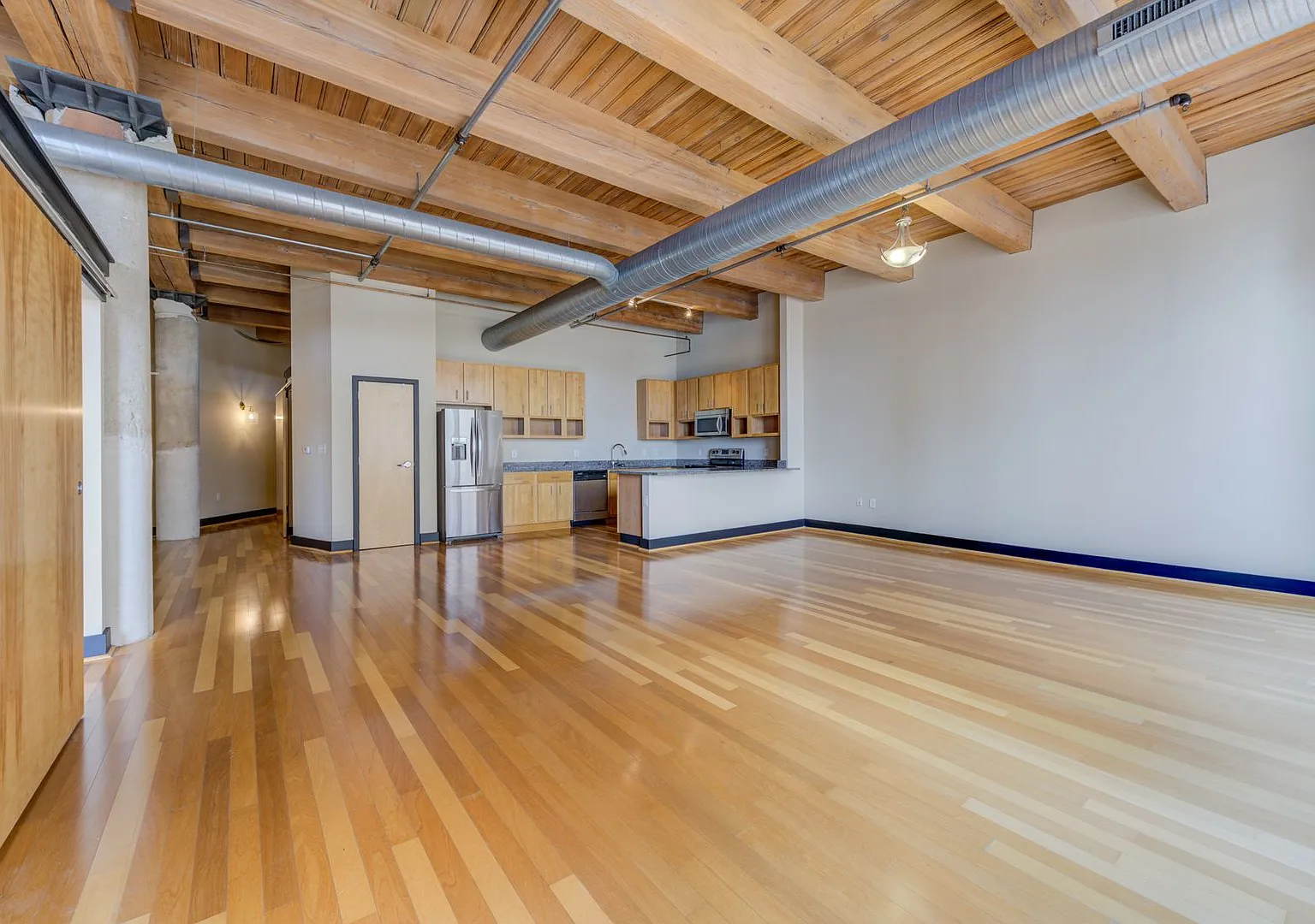 Beautiful Condo in Washington Loft District — Photo 3