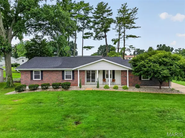 1121 Wedgewood Dr, Saint Charles, MO 63303