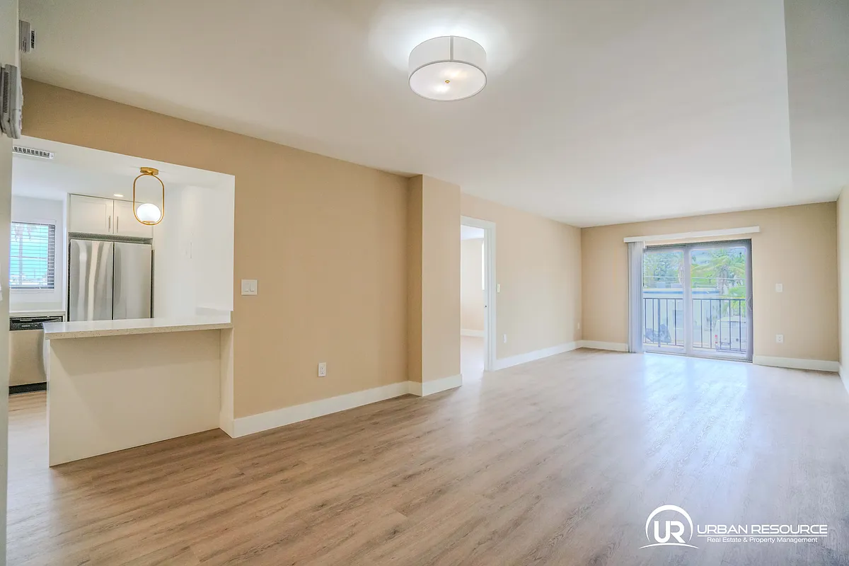 Building Photo - 6960 Rue Vendome #201
