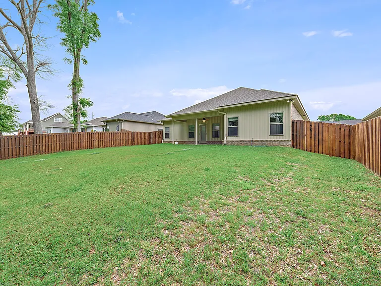 208 Savannah Dr — Photo 33