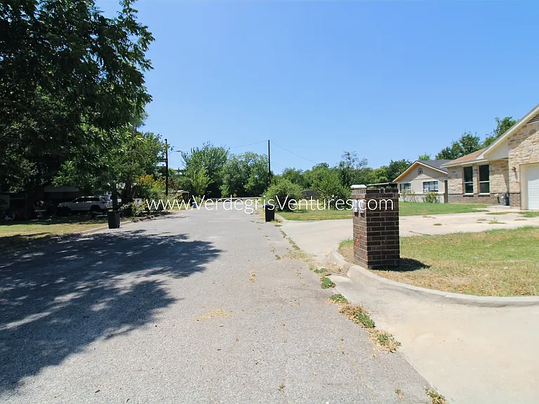 209 E Barron Ave — Photo 18
