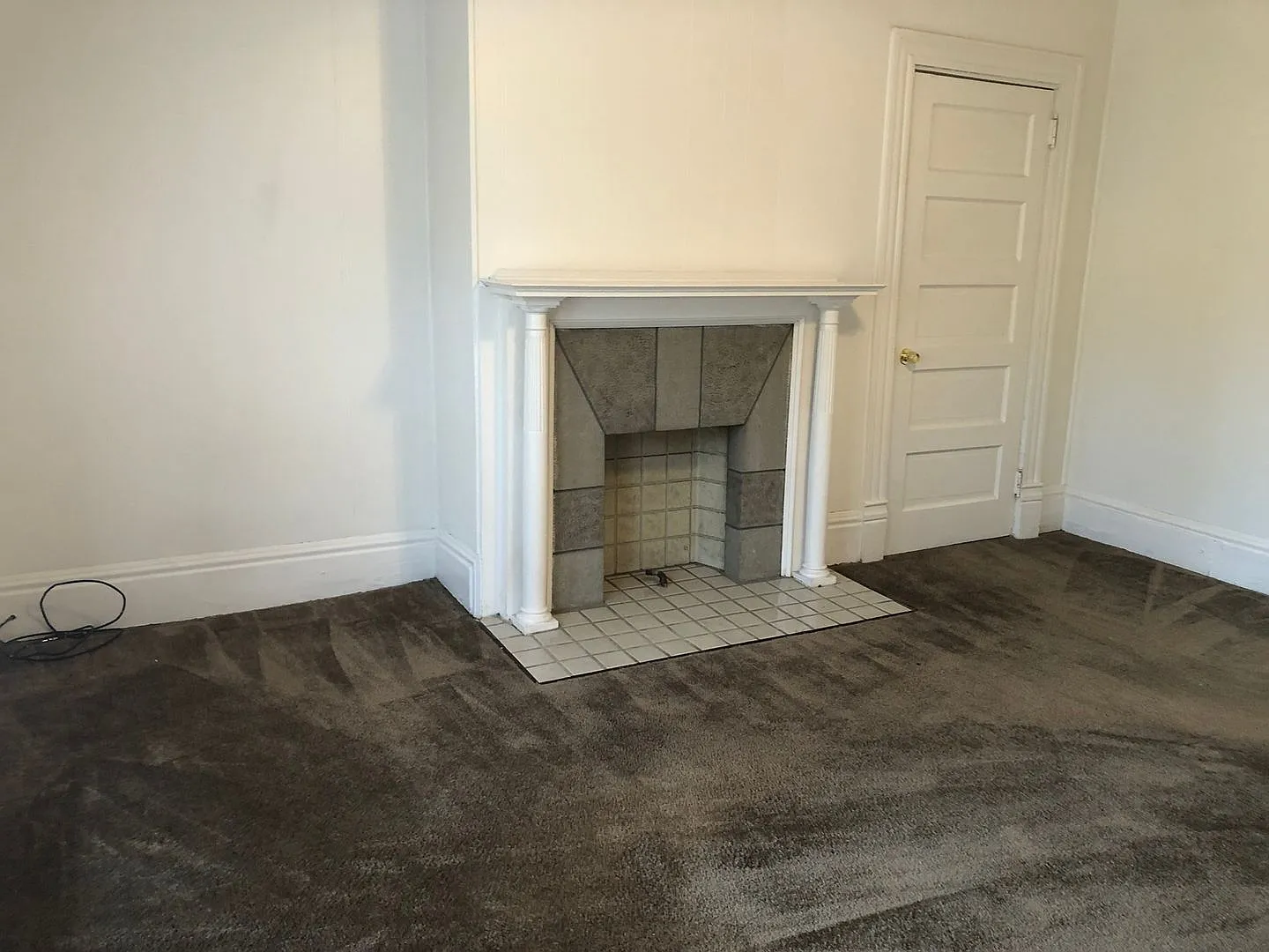 Bellevue - 2 BR Duplex, 2nd floor, 1 Bath! — Photo 2