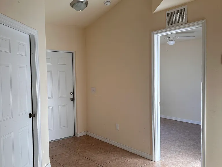 4427 SW 9th Ave — Photo 5