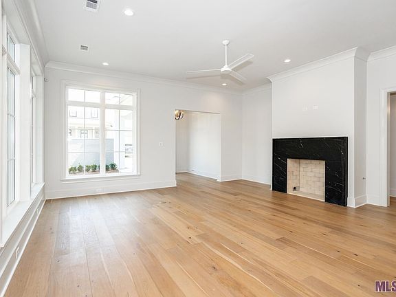 3rd image of 8712 Brentwood Park Ave