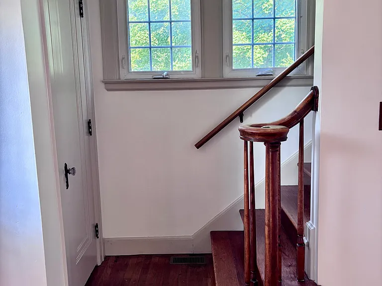 906 Pauline Blvd — Photo 6