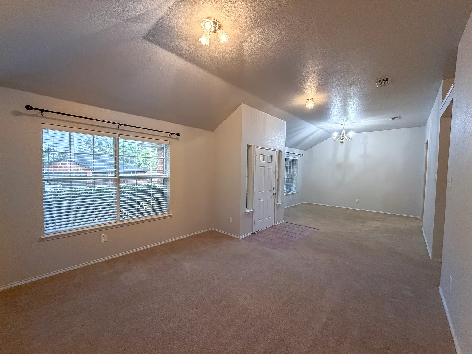 3 bed, 1982 sqft, $1,900 — Photo 2
