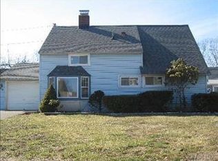30 Russet Ln, Wantagh, NY 11793