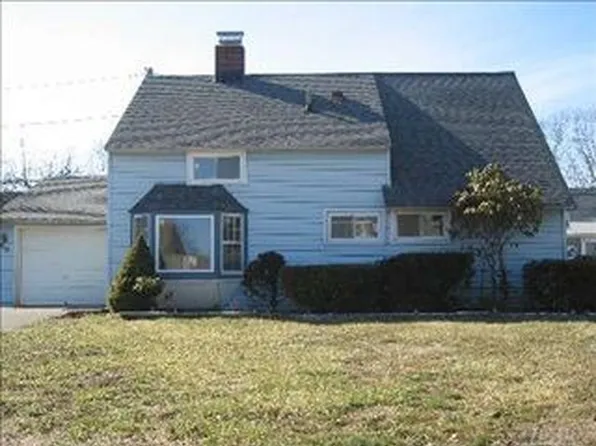 30 Russet Ln, Wantagh, NY 11793
