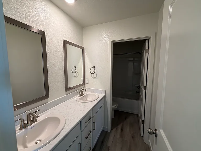 Bath 2 (Upstairs)