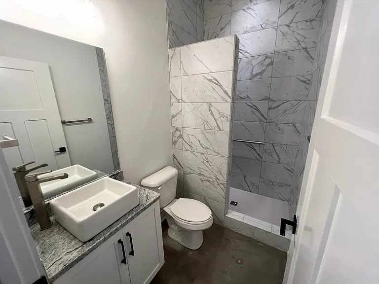 904 N Maple St — Photo 13