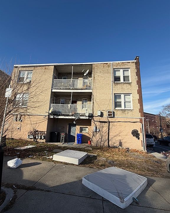 2nd image of 150 Walnut Ave